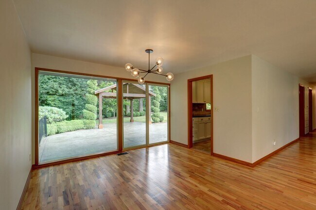 Building Photo - Welcome Home to Your Beautiful Oasis in En...