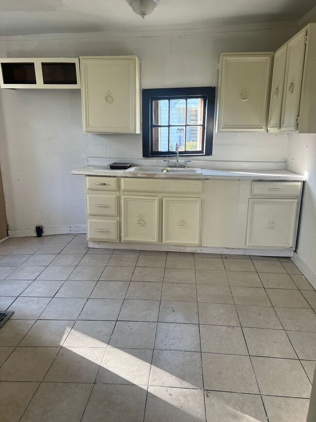 Building Photo - 3 bedroom house