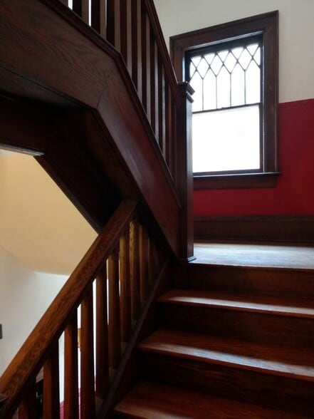 Private stairwell. - 1528 Quarrier St