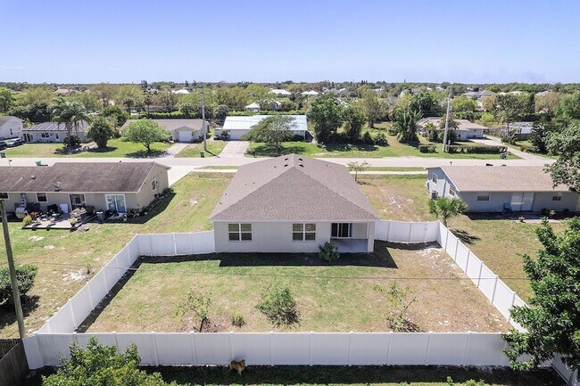 Building Photo - 357 SE Oakridge Dr