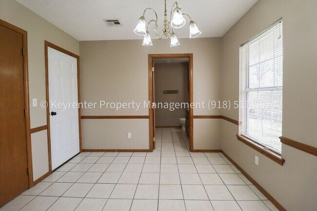 Building Photo - 1307 N Willow Dr