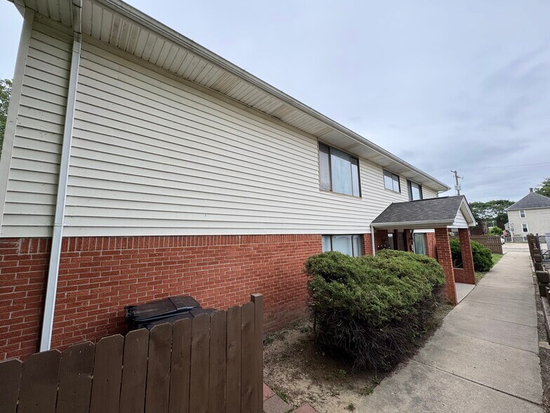 Shared walkway to shared entrance - 1155 Maple St