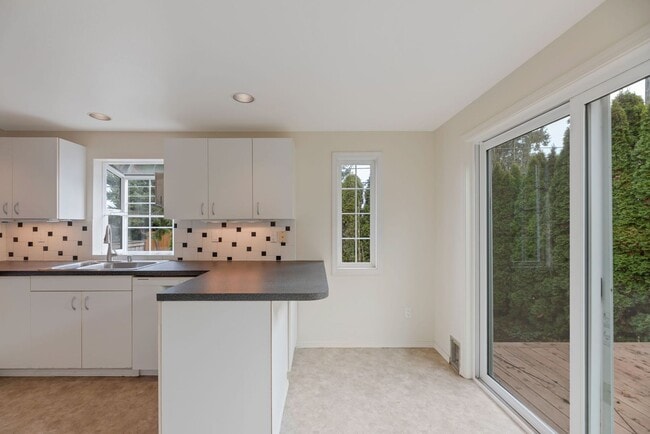 Building Photo - Short term Rental 6 month lease term only