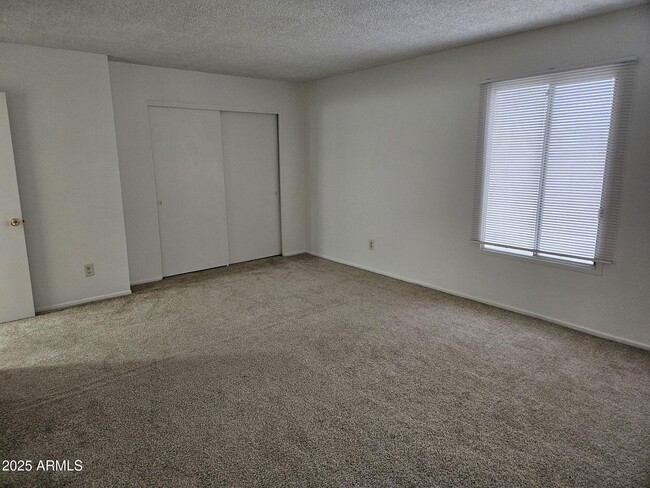 Building Photo - 6557 S La Rosa Dr