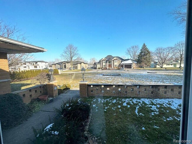 Building Photo - 6615 Fairwood Dr