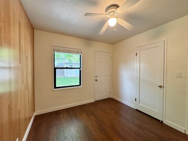 Building Photo - 3 Bedrooms, 1 1/2 Bathrooms, Classic Napa ...