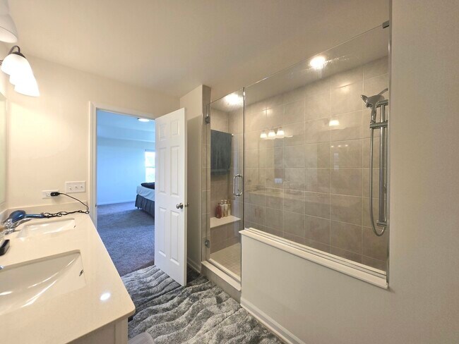 Building Photo - 4200 Chelsea Mnr Cir