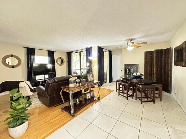 Building Photo - 4509 Carambola Cir S