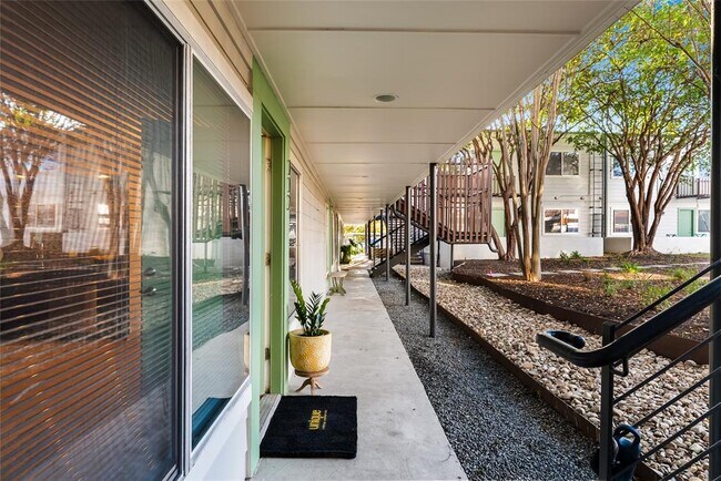 Building Photo - 2200 Dickson Dr