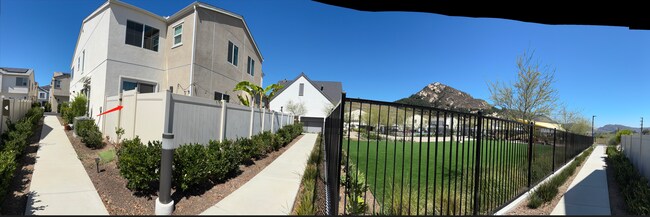 Building Photo - Gorgeous Citro Townhome for Rent