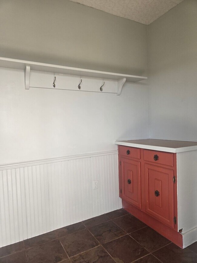 Building Photo - 3 bedroom 2 bath house