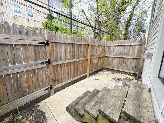 Building Photo - 1464 N Wilton St
