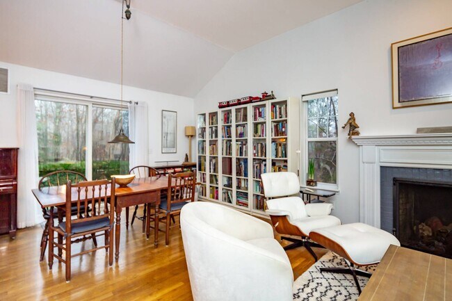 Building Photo - 98 Thomas Ave