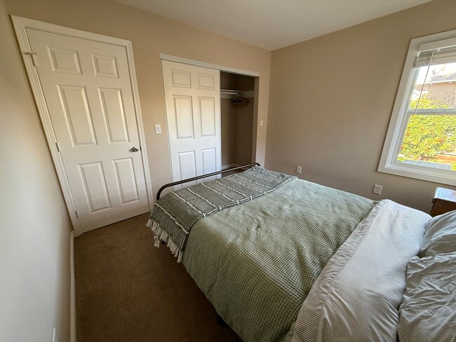 Building Photo - Spacious & Updated 2 BR / 1 BA Home in North Oakland – Move-In Ready!