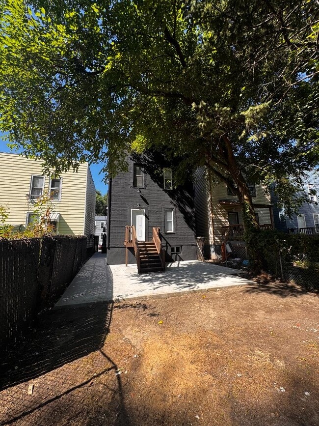 Building Photo - 605 3rd St