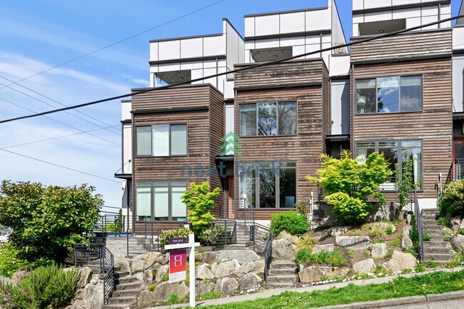 Building Photo - 3 BED & 2 BATH TOWNHOUSE FOR RENT