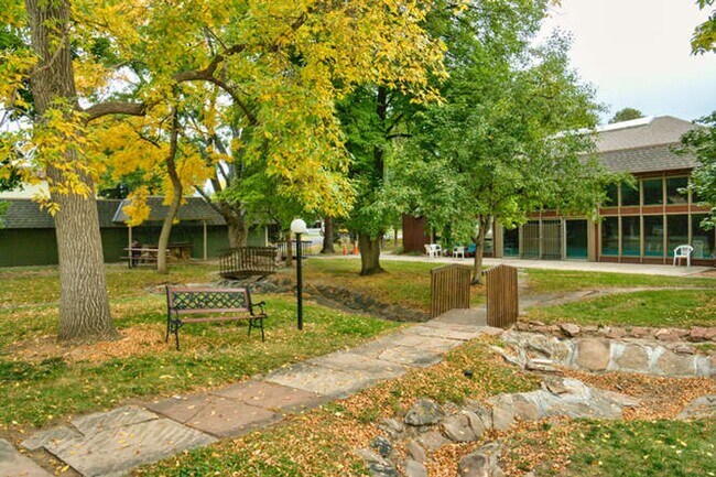 Building Photo - Charming  2 Bed 2 Bath Main Floor Condo Available June 12!