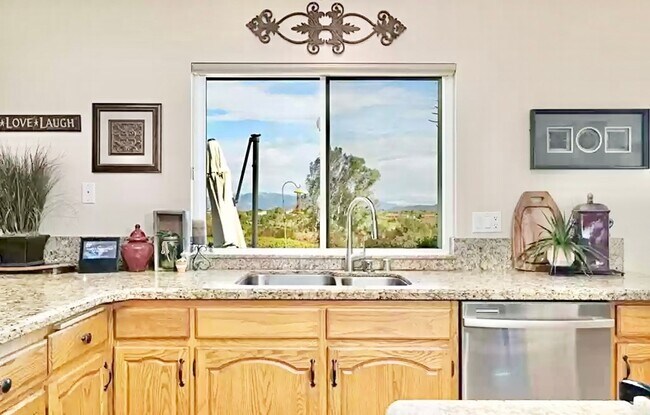 Building Photo - Amazing Location & Sprawling Country Livin...