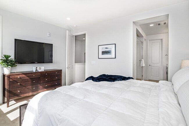 Building Photo - Jordan Ranch Townhouse 4 bed / 3.5 bath, G...