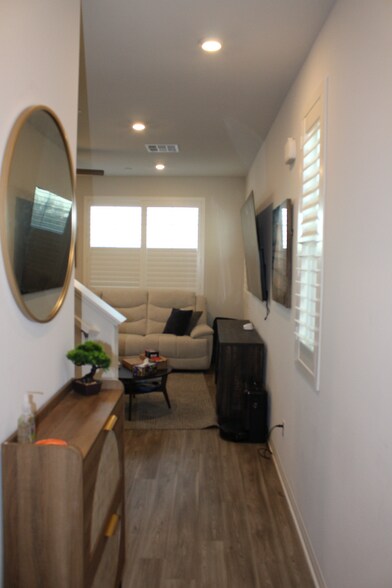 Building Photo - 26840 Red Dr