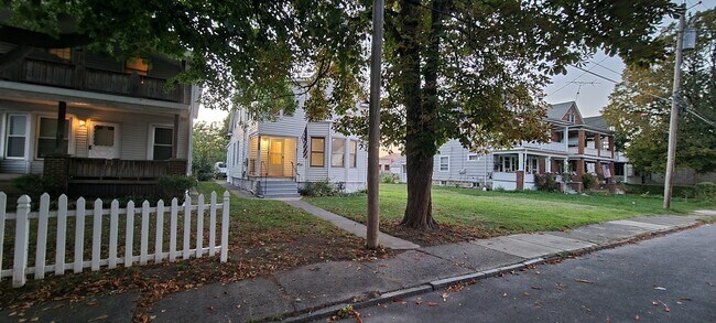 Building Photo - 628 25th St