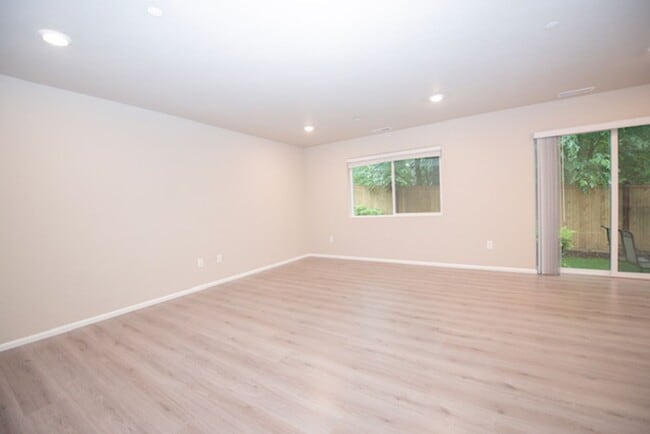 Building Photo - Nearly New Dupont Home 3bed and 2.5 Bath 1940 sq ft