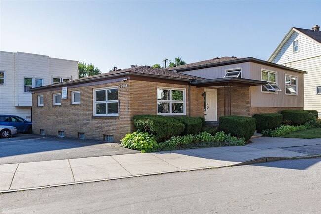 Primary Photo - 2233 Clifford Ave
