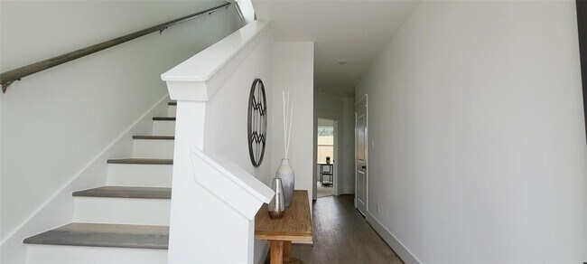 Building Photo - 311 Cyclamen St