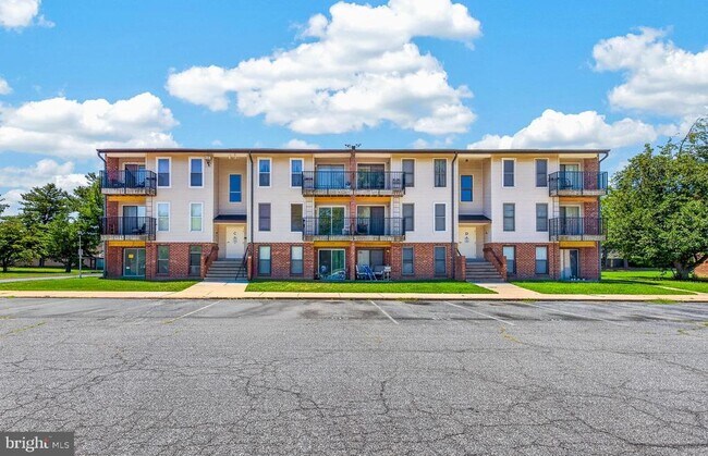 Building Photo - 1001 White Oak Rd