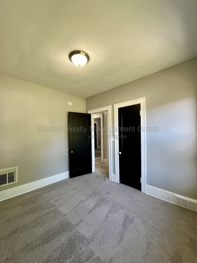 Building Photo - 170 Bondie St