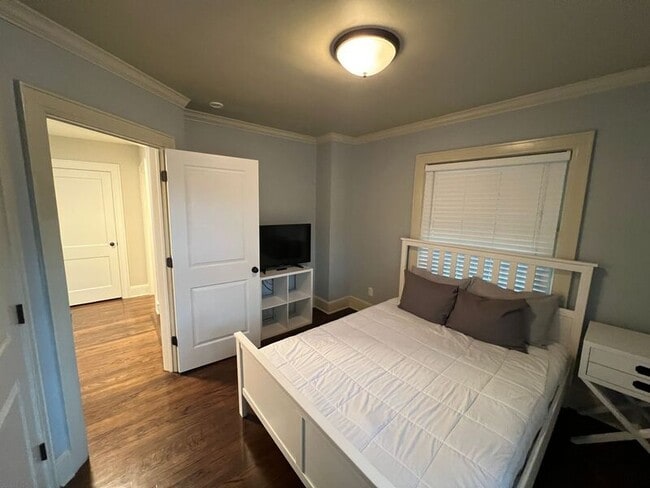 Building Photo - 616 W 63rd St