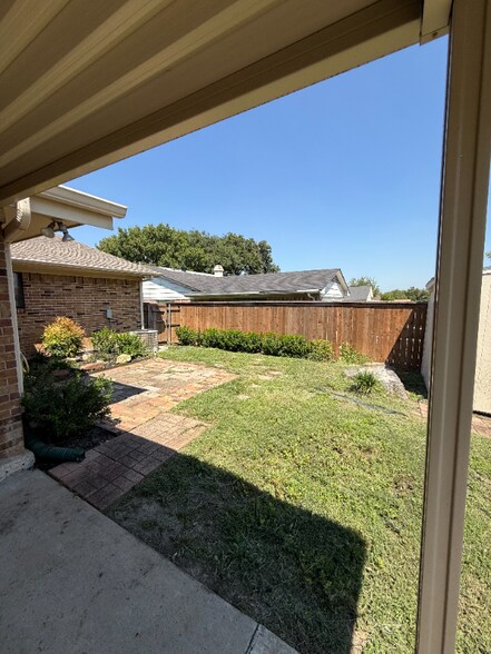 Building Photo - 2420 Pinehurst Ln