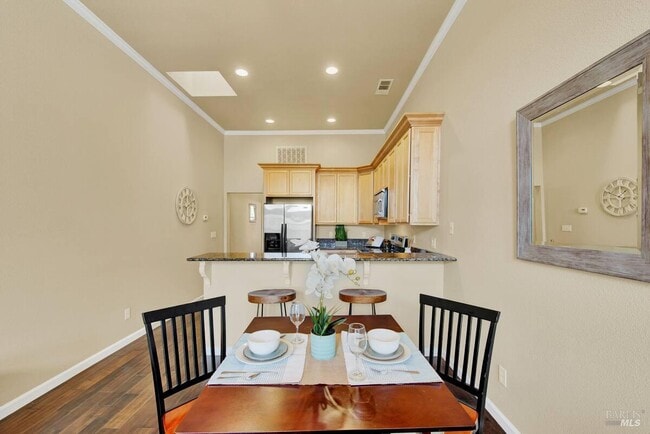 Building Photo - 528 Main St