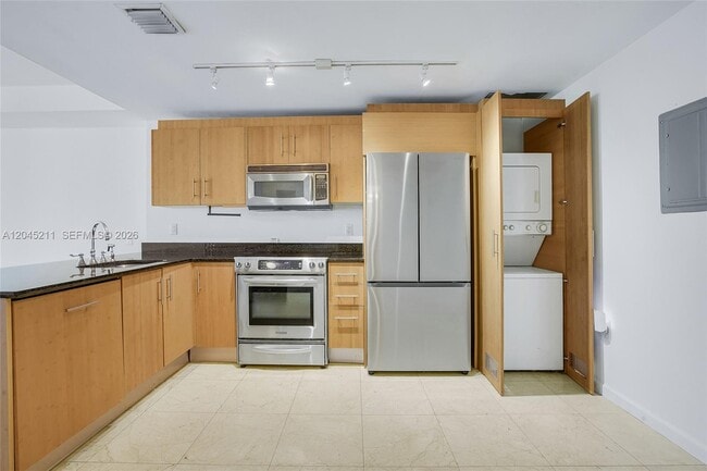 Building Photo - 10275 Collins Ave