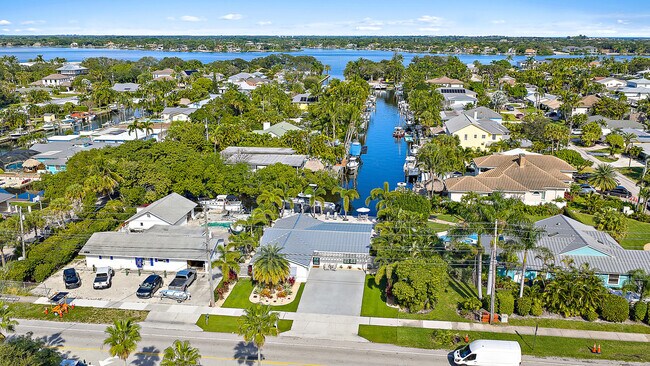 Building Photo - 355 Center St