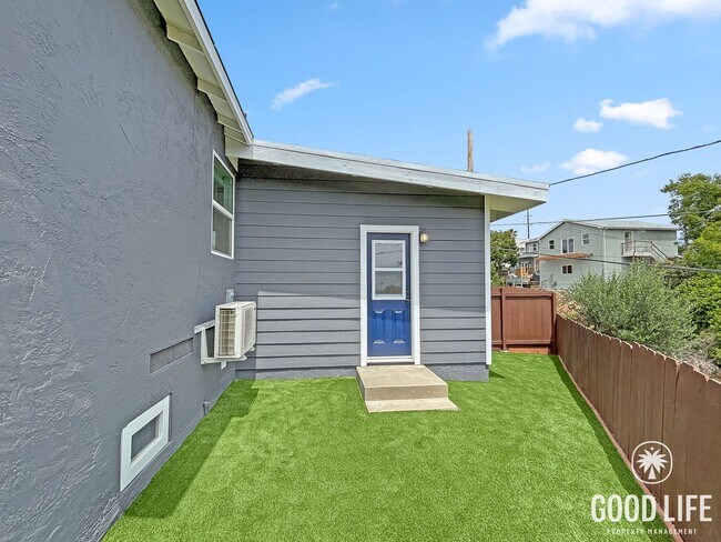 Building Photo - Charming 2BD/1BA South Park Unit with New Turf Yard & In unit laundry