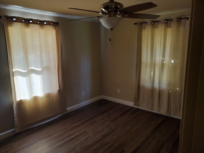 Building Photo - 53 Benton St