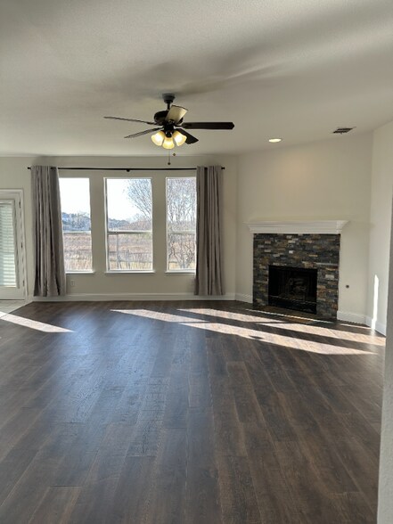 Building Photo - 4205 Lakeside Dr