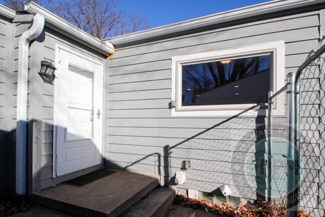 Building Photo - Fully updated 5 bd/ 2 Ba Home