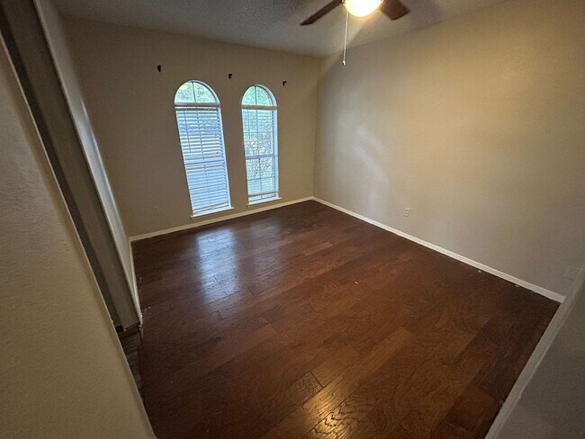 Building Photo - 1006 Holly Hill Ct