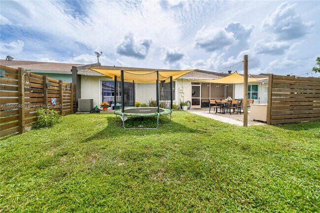 Building Photo - 5400 Lakewood Cir S