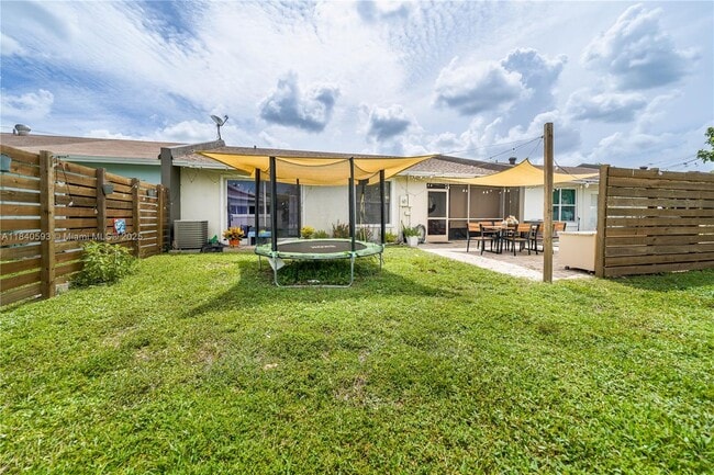 Building Photo - 5400 S Lakewood Cir S