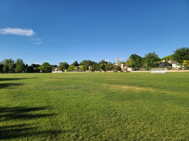 Building Photo - 940 W Red Oaks Dr