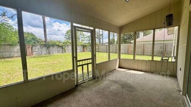 Building Photo - 8943 Country Bend Cir N