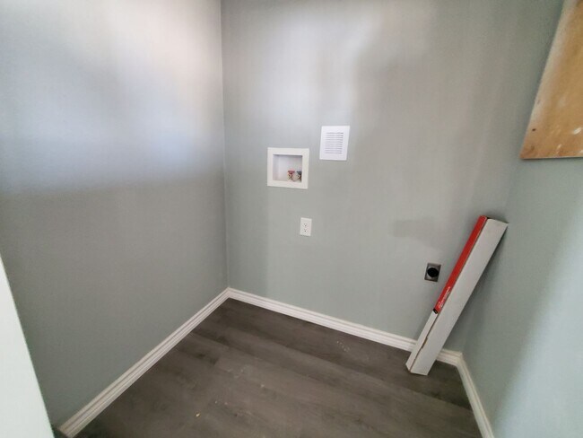 Building Photo - Charming 4 bedroom, 2 bath home AVAILABLE NOW!