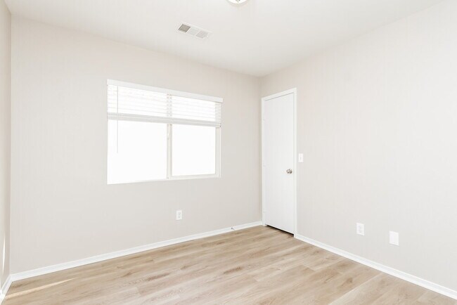 Building Photo - 799 Plantain Lily Ave