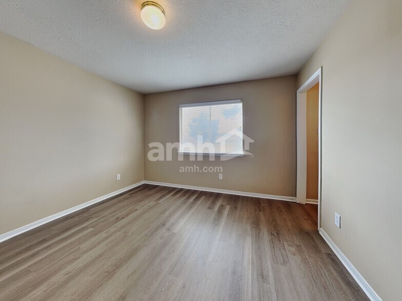 Building Photo - 11911 Lakewood Hills Dr