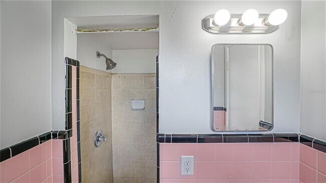 Building Photo - 5518 Riviera Dr