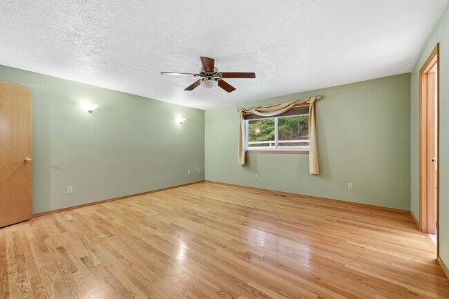 Building Photo - Move in ready! 3 bed, den, 2 bath rambler on 4.62 acres with pasture in Tumwater School District.