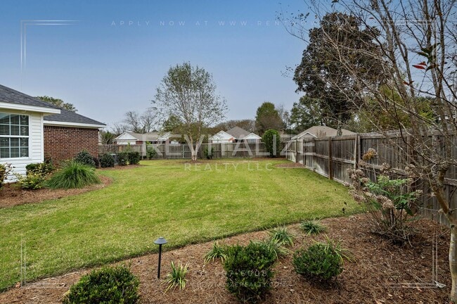 Building Photo - Gorgeous 3 Bed 2 Bath Brick Cottage on Corner Lot